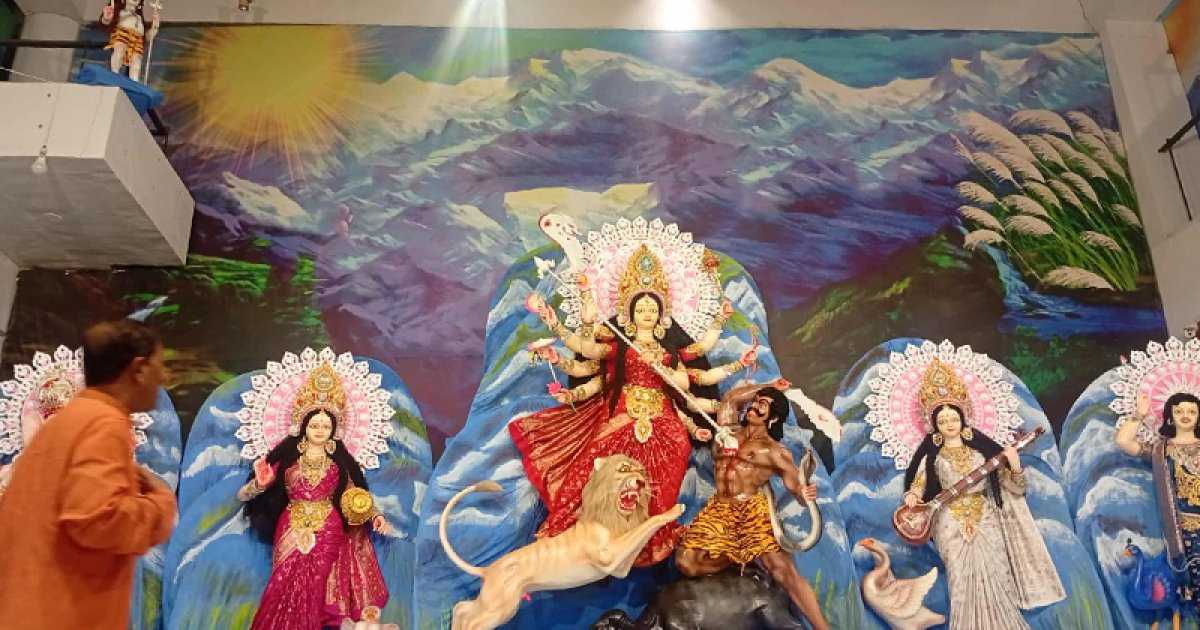 মহাষষ্ঠীতে কাঁসর ঘণ্টা-উলুধ্বনিতে মুখর ঢাকেশ্বরী মন্দির