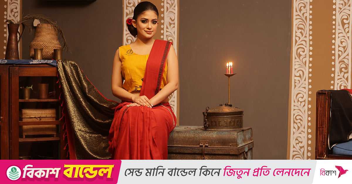 পূজার সাজে যেভাবে সাজলেন অভিনেত্রী মন্দিরা চক্রবর্তী