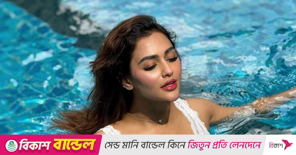 বিকিনিতে ছবি দিয়ে ঝড় তুললেন ফারিয়া