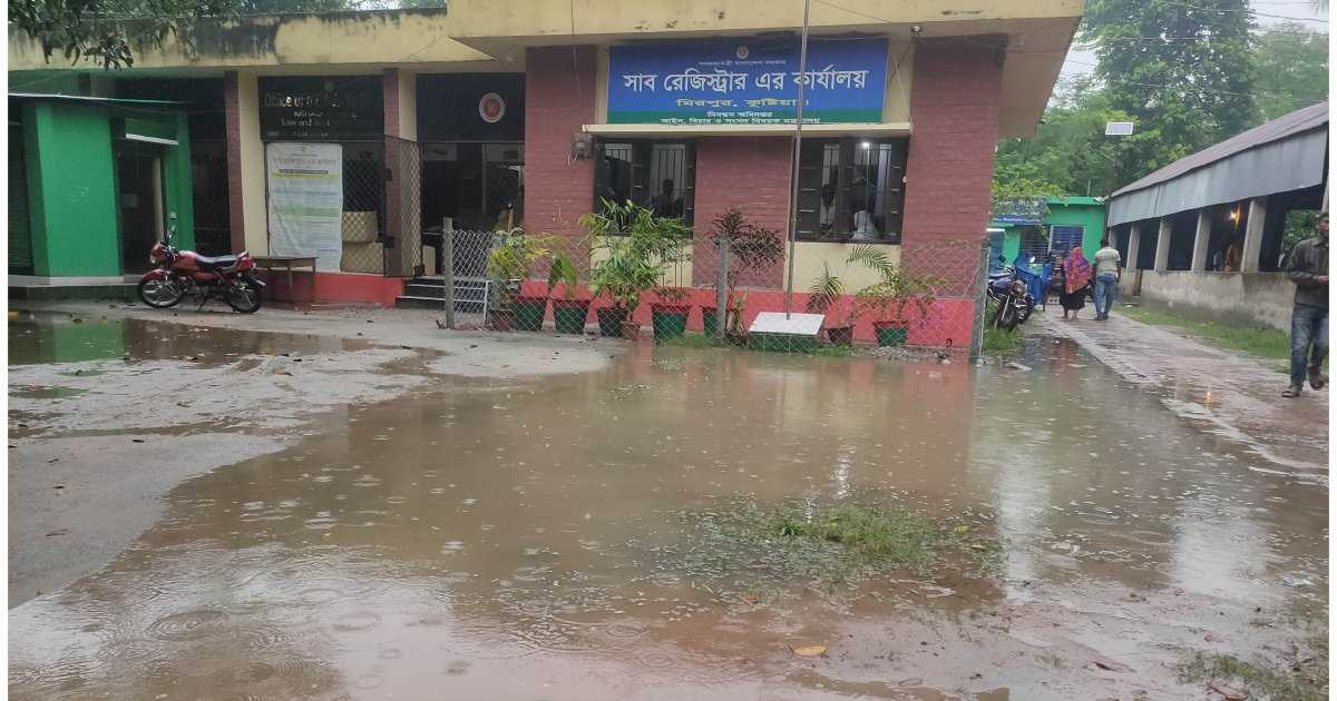 উপজেলার সরকারি কার্যালয়ের ভেতরে জলাবদ্ধতায় ভোগান্তি