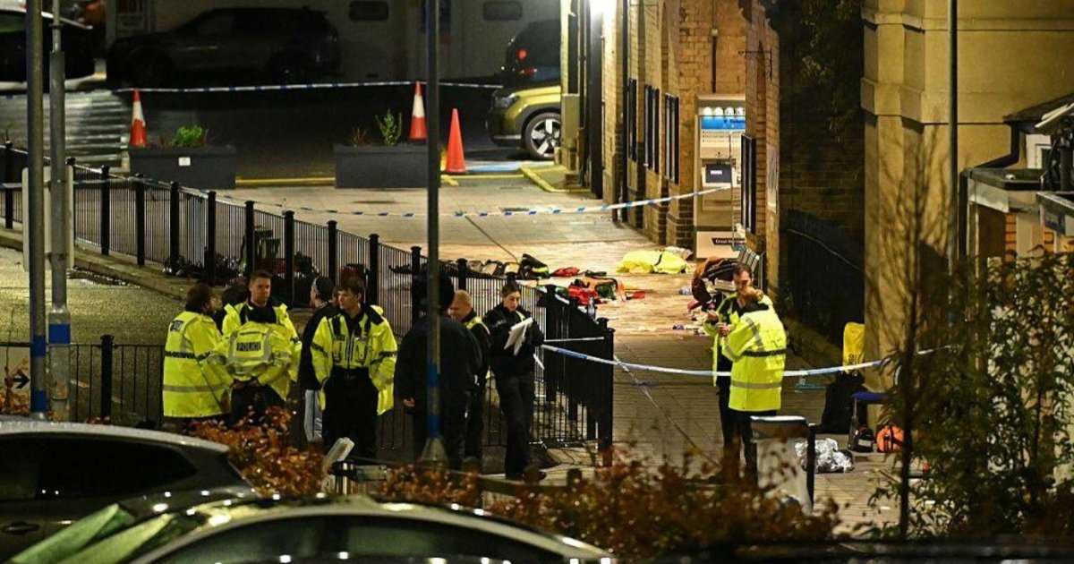 যুক্তরাজ্যে ট্রেনে ছুরিকাঘাতে আহত ১০, দুই সন্দেহভাজন আটক