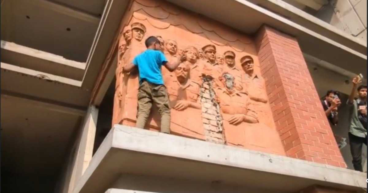 গুলিস্তানে আওয়ামী লীগ কার্যালয়ে ফের অগ্নিসংযোগ-ভাঙচুর