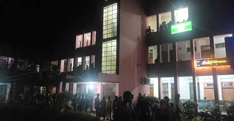 জাকসু নির্বাচন: গভীর রাতেও ফলাফলের অপেক্ষায় শিক্ষার্থীরা