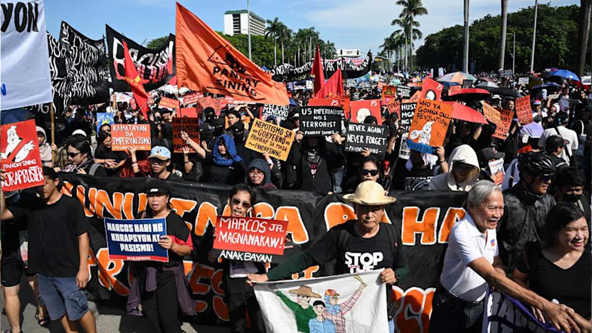 আবারও সরকারবিরোধী ক্ষোভে ফুঁসে উঠেছে ফিলিপাইন